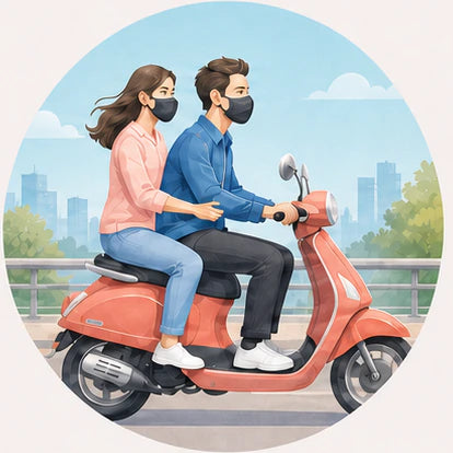 Two-wheeler rider wearing an OxiClear mask